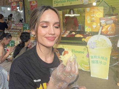 Cinta Laura Jajan Durian di Bangkok hingga Pose Bersama Pastry