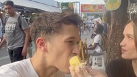 Cinta juga menyuapi pacarnya, Arya Vasco yang tertarik ikut cicip durian. Terlihat tekstur buah durian itu juga creamy. Foto: Instagram claurakiehl
