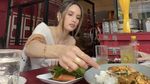 Cinta Laura Jajan Durian di Bangkok hingga Pose Bersama Pastry