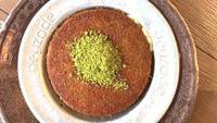 Sesekali Cinta memotret makanan yang menggugah selera. Seperti ketika di Istanbul, Turki, dia memesan kopi dan kataifi pistachio. Foto: Instagram claurakiehl