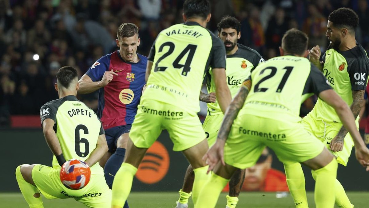 Aksi Dani Olmo melawan Mallorca. Foto: AP/Joan Monfort