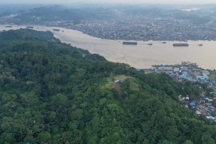 Foto udara pengunjung berwisata di Bukit Steling, Samarinda, Kalimantan Timur, Selasa (22/4/2025). Bukit Steling menjadi destinasi wisata alam untuk menikmati Sungai Mahakam dan perbukitan di Samarinda hingga olah raga lari lintas alam. ANTARA FOTO/M Risyal Hidayat/tom.