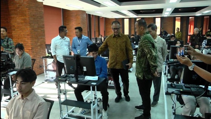 Dirjen Dikti mengecek pelaksanaan UTBK di UI (Sholihin/detikcom)