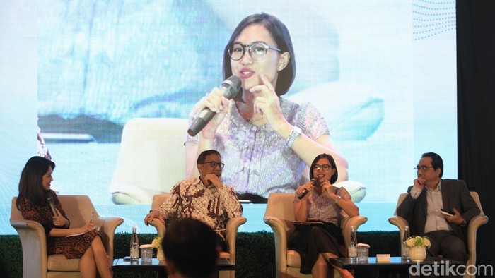 Editor Buku Adrian Panggabean bersama Direktur Climate Policy Initiative (CPI) Indonesia Tiza Mafira dan Praktisi Media Abdul Kohar  menjadi pembicara dalam talk show saat peluncuran buku Siapa Bayar Apa Untuk Transisi Hijau? di Jakarta, Rabu (23/4/2025).