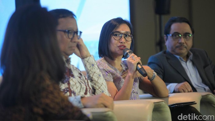 Editor Buku Adrian Panggabean bersama Direktur Climate Policy Initiative (CPI) Indonesia Tiza Mafira dan Praktisi Media Abdul Kohar  menjadi pembicara dalam talk show saat peluncuran buku Siapa Bayar Apa Untuk Transisi Hijau? di Jakarta, Rabu (23/4/2025).