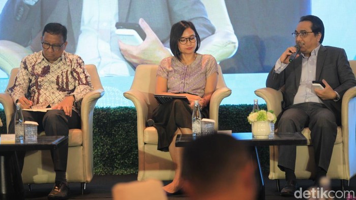 Diskusi dan Peluncuran Buku Transisi Energi Hijau Editor Buku Adrian Panggabean bersama Direktur Climate Policy Initiative (CPI) Indonesia Tiza Mafira dan Praktisi Media Abdul KoharΒ menjadi pembicara dalam talk show saat peluncuran buku Siapa Bayar Apa Untuk Transisi Hijau? di Jakarta, Rabu (23/4/2025).
