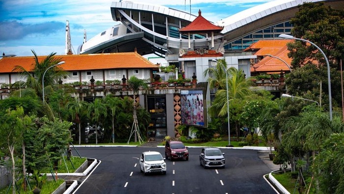 Bandara Soetta dan Ngurah Rai naik peringkat di ajang World Airport Awards 2025. Keduanya raih penghargaan atas transformasi dan pelayanan terbaik.
