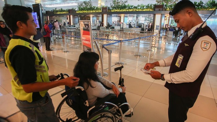 Dua Bandara RI Raih Penghargaan di World Airport Awards 2025 Calon penumpang lapor diri di konter chek in yang bernuansa hutan tropis alam Indonesia di Terminal 3, Bandara Soekarno Hatta, Tangerang, Banten, Selasa (22/4/2025).Transformasi dan beautifikasi yang dilakukan Injourney Airports Bandara Soekarno Hatta berhasil meraih 6 penghargaan dunia seperti bandara terbaik ke-25 dari 100 bandara di dunia, peringkat 10 best airport staff in Asia dan peringkat 10 terbaik di dunia dalam pelayanan imigrasi, Peringkat 9 Best Airport in Asia, peringkat 3 katagori 5--60 juta penumpang pertahun dan Airport bintang 4 untuk Terminal 3 di ajang World Airport Award 2025 dari Skytrax yang berlangsung di Madrid pada 9 April 2025. ANTARA FOTO/Muhammad Iqbal/nz