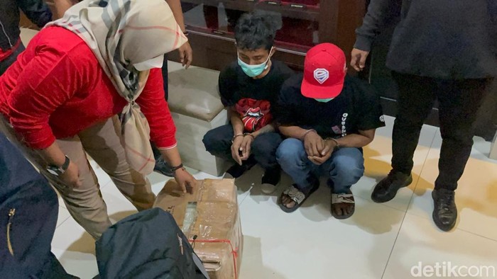 Dua kurir sabu 22 kilogram diringkus Ditresnarkoba Polda Jatim.