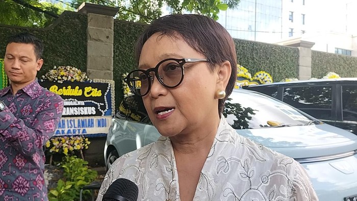 Mantan Menteri Luar Negeri Retno Marsudi menyambangi Kedutaan Besar (Kedubes) Vatikan di Jalan Medan Merdeka Timur, Jakarta, Rabu (23/4/2025). Kedatangan Retno untuk menyampaikan rasa belasungkawa atas wafatnya Paus Fransiskus.