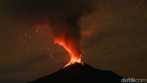 Erupsi Gunung Lewotobi Laki-laki di Flores Timur, NTT, Selasa (22/4/2025).