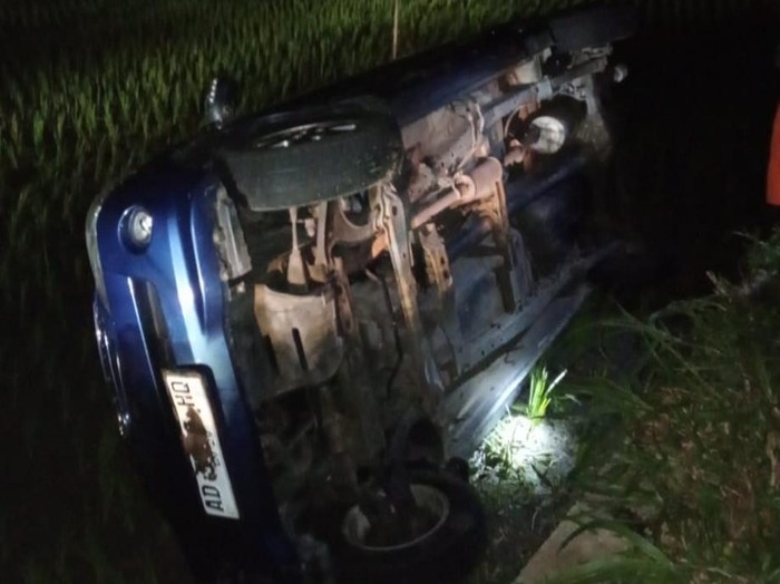 Evakuasi mobil Avanza tercebur sawah di tepi jalan Cawas, Klaten, Rabu (23/4/2025) malam.