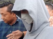 Fachri Albar Tutupi Wajah dengan Masker saat Jalani Cek Kesehatan