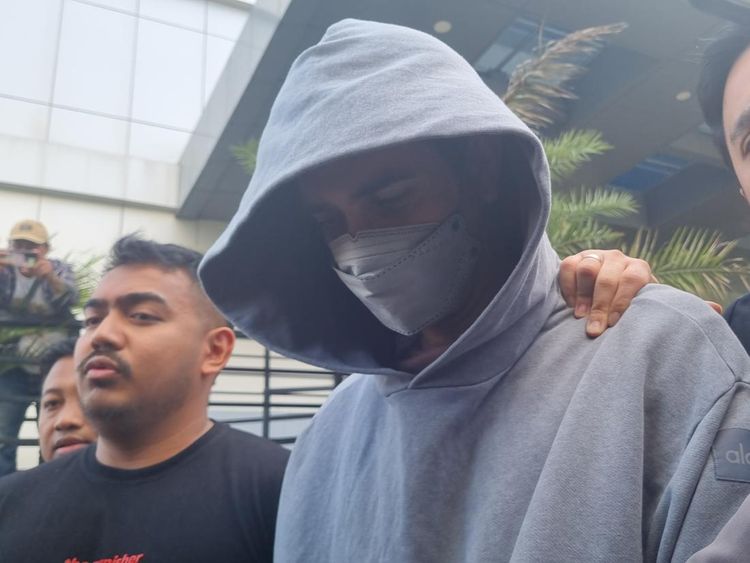 Potret Fachri Albar Tertunduk Digiring Polisi karena Kasus Narkoba