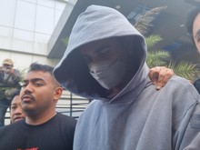 Potret Fachri Albar Tertunduk Digiring Polisi karena Kasus Narkoba Potret Fachri Albar Tertunduk Digiring Polisi karena Kasus Narkoba