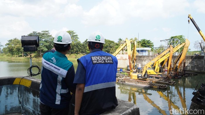 Flushing di Bendungan Wlingi Kabupaten Blitar