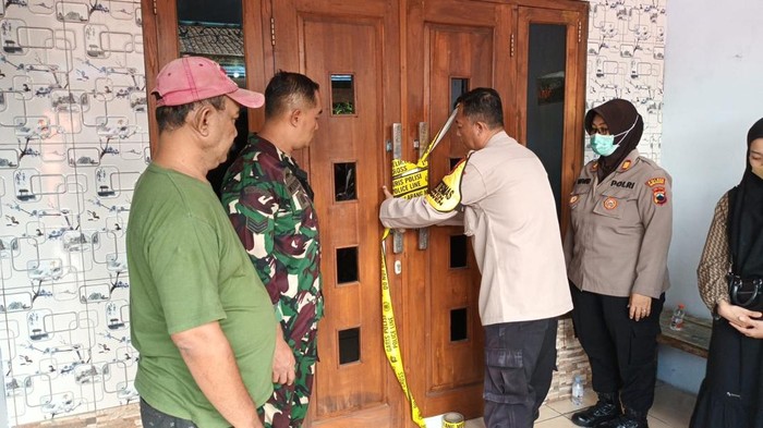 Garis polisi dipasang di rumah tempat ditemukannya wanita paruh baya yang meninggal dengan luka dan jeratan di leher di Semarang, Rabu (23/4/2025).