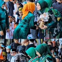 Wanita yang bernama lengkap Margin Winaya Hermawan itu mengenakan hijab dan kebaya warna hijau velvet rancangan dari Ayung Berinda Wedding Galery. Detail payet dan bordir pada kebaya, menambah kesan glamour dan elegan.  Foto: Dok. Instagram @marginw.