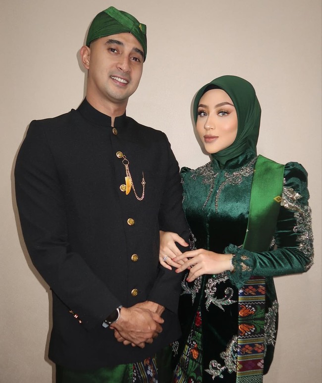 Selanjutnya, tak kalah memesona Margin Wieheerm yang merupakan istri dari Wakil Bupati Bandung periode 2025-2030, Ali Syakieb. Margin Wieheerm hadir saat upacara peringatan Hari Jadi Kabupaten Bandung yang ke-384, sekaligus peringatan Hari Kartini ke-146 di Lapangan Upakarti, Kabupaten Bandung. Foto: Dok. Instagram @marginw.