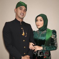 Selanjutnya, tak kalah memesona Margin Wieheerm yang merupakan istri dari Wakil Bupati Bandung periode 2025-2030, Ali Syakieb. Margin Wieheerm hadir saat upacara peringatan Hari Jadi Kabupaten Bandung yang ke-384, sekaligus peringatan Hari Kartini ke-146 di Lapangan Upakarti, Kabupaten Bandung. Foto: Dok. Instagram @marginw.