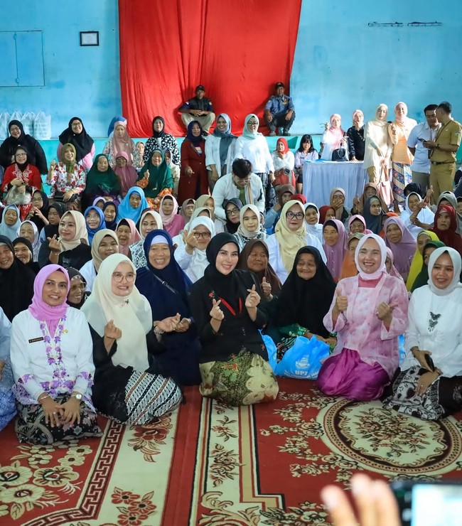 Sebagai istri Bupati Bandung Barat, Syahnaz menjalani tugas sebagai penasihat Dharma Wanita Persatuan (DWP) Kabupaten Bandung Barat (KBB). Kali ini dalam rangka Hari Kartini, Syahnaz dan ibu-ibu DWP menggelar kegiatan sosial. Foto: Dok. Instagram @syahnazs.