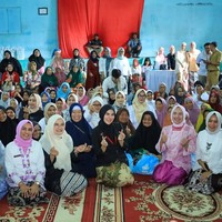 Sebagai istri Bupati Bandung Barat, Syahnaz menjalani tugas sebagai penasihat Dharma Wanita Persatuan (DWP) Kabupaten Bandung Barat (KBB). Kali ini dalam rangka Hari Kartini, Syahnaz dan ibu-ibu DWP menggelar kegiatan sosial. Foto: Dok. Instagram @syahnazs.