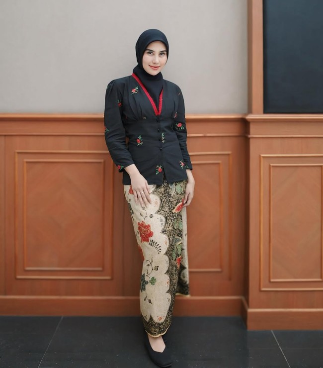 Hari Kartini diperingati setiap tanggal 21 April. Untuk menhormati perjualangan R.A Kartini, sejumlah publik figur tampil cantik mengenakan kebaya. Salah satunya artis Syahnaz Sadiqah, istri dari Bupati Bandung Barat periode 2025-2030, Ritchie Ismail. Foto: Dok. Instagram @syahnazs.