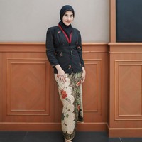 Hari Kartini diperingati setiap tanggal 21 April. Untuk menhormati perjualangan R.A Kartini, sejumlah publik figur tampil cantik mengenakan kebaya. Salah satunya artis Syahnaz Sadiqah, istri dari Bupati Bandung Barat periode 2025-2030, Ritchie Ismail. Foto: Dok. Instagram @syahnazs.