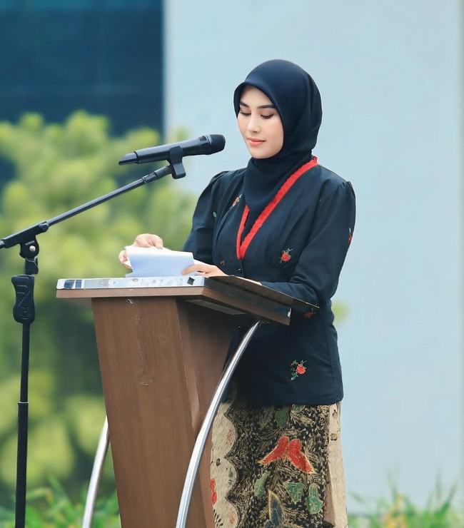 Adik Raffi Ahmad itu membentuk hijab segiempat warna hitam dan tampil percaya diri saat memberikan sambutan. Penampilan Syahnaz itu langsung mendapatkan banjir pujian dari warganet. Sederhana tapiiiii KEREEEEENNNN🔥anggun elegan berkelas MasyaAllah ibu bupati ceunah😍ahhh tetaplah membumi, puji akun @hanalistannh. Syahnazs sejak pakai hijab makin tambah cantiiik, semoga istiqomah berhijabnya.. timpal akun @dilla.shavira.56. Foto: Dok. Instagram @syahnazs.