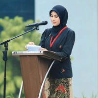 Adik Raffi Ahmad itu membentuk hijab segiempat warna hitam dan tampil percaya diri saat memberikan sambutan. Penampilan Syahnaz itu langsung mendapatkan banjir pujian dari warganet. Sederhana tapiiiii KEREEEEENNNN🔥anggun elegan berkelas MasyaAllah ibu bupati ceunah😍ahhh tetaplah membumi, puji akun @hanalistannh. Syahnazs sejak pakai hijab makin tambah cantiiik, semoga istiqomah berhijabnya.. timpal akun @dilla.shavira.56. Foto: Dok. Instagram @syahnazs.