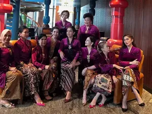 Gaya Geng Kepompong Mayangsari Hingga KD Kompak Berkebaya Burgundy