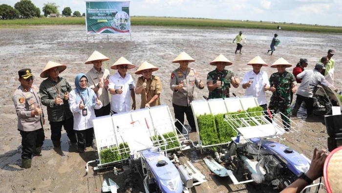 Kapolda Kalimantan Tengah (Kalteng) Irjen Pol Iwan Kurniawan bersama Gubernur H. Agustiar Sabran dan Forkopimda Kalteng, menanam padi di Desa Lempuyangan, Kecamatan Teluk Sampit, Kabupaten Kotawaringin Timur (Kotim), Rabu (23/4/2025).