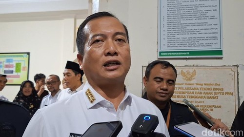 Gubernur NTB Lalu Muhamad Iqbal saat diwawancarai usai mendatangi sejumlah korban Walid Lombok di UPTD PPA NTB, Rabu malam (23/4/2025).