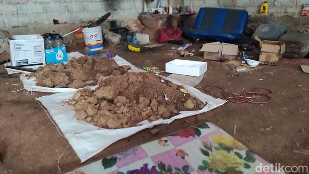 Polda Kalimantan Selatan (Kalsel) membongkar kasus pengoplosan isi pupuk merek NPX Mahkota dengan pupuk pembenah tanah merek Phonska Max di gudang jalan Trikora, Banjarbaru.
