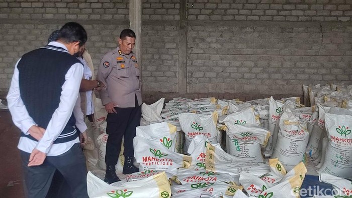 Polda Kalimantan Selatan (Kalsel) membongkar kasus pengoplosan isi pupuk merek NPX Mahkota dengan pupuk pembenah tanah merek Phonska Max di gudang jalan Trikora, Banjarbaru.