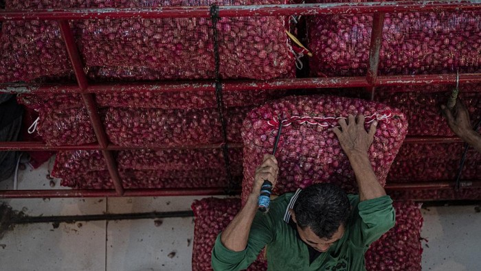 Harga bawang merah lokal di Semarang turun Pedahang mengemas bawang merah lokal pesanan pembeli di Pasar Johar, Semarang, Jawa Tengah, Rabu (23/4/2025). Menurut pengepul bawang merah setempat, harga bawang merah lokal di tingkat pengepul kini turun menjadi Rp15.000–Rp25.000 per kilogram dari Rp35.000 pada awal April 2025 yang dipicu melimpahnya pasokan dari Sulawesi dan NTB, sementara itu di tingkat konsumen, harga juga turun dari Rp60.000 menjadi Rp35.000–Rp40.000 per kilogram. ANTARA FOTO/Aprillio Akbar/foc.