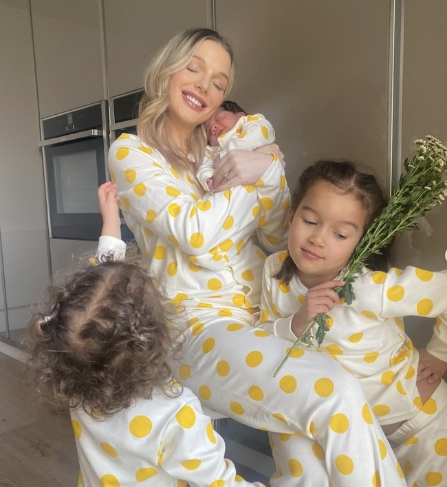 Setelah puncak karier di era 2010-an, Flanagan kini mengandalkan penghasilan dari unggahan berbayar di media sosial. Sementara itu, Scott Sinclair, mantan tunangan sekaligus ayah dari anak-anak Flanagan, juga mengalami penurunan karier.  Foto: dok. Instagram @hjgflanagan