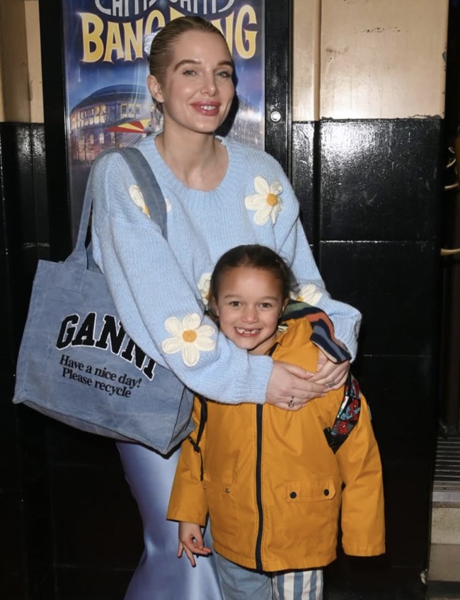 Wanita 34 tahun itu hampir satu dekade membintangi sinetron (soap opera) Coronation Street. Kehidupan pribadinya yang glamor bersama mantan tunangannya, Scott Sinclair, pesepakbola yang sempat bermain untuk Manchester City pun jadi sorotan. Selain penghasilan pribadi, tunangannya pun menerima gaji sebesar Rp 1,2 miliar per minggu.  Foto: dok. Instagram @hjgflanagan