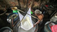 Kenaikan harga kedelai berdampak terhadap meningkatnya biaya produksi tahu dan omzet mereka.