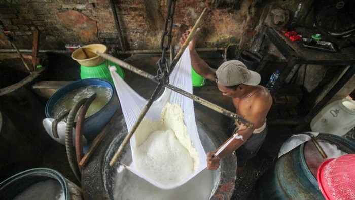 Industri Tahu Terdampak Kenaikan Harga Kedelai Pekerja mengolah kedelai menjadi tahu di Ketegan Barat, Taman, Sidoarjo, Jawa Timur, Rabu (23/4/2025). Produsen tahu setempat mengeluhkan harga kedelai impor yang sudah naik sejak sepekan terakhir dari Rp7.500 hingga Rp8.000 per kilogram menjadi Rp10.000 per kilogram yang berdampak terhadap meningkatnya biaya produksi tahu dan omzet mereka. ANTARA FOTO/Umarul Faruq/foc.