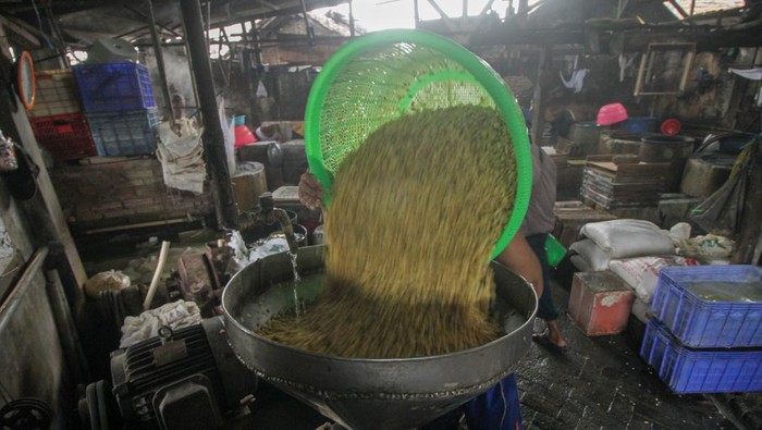 Industri Tahu Terdampak Kenaikan Harga Kedelai Pekerja mengolah kedelai menjadi tahu di Ketegan Barat, Taman, Sidoarjo, Jawa Timur, Rabu (23/4/2025). Produsen tahu setempat mengeluhkan harga kedelai impor yang sudah naik sejak sepekan terakhir dari Rp7.500 hingga Rp8.000 per kilogram menjadi Rp10.000 per kilogram yang berdampak terhadap meningkatnya biaya produksi tahu dan omzet mereka. ANTARA FOTO/Umarul Faruq/foc.