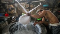 Produsen tahu setempat mengeluhkan harga kedelai impor yang sudah naik sejak sepekan terakhir dari Rp7.500 hingga Rp8.000 per kilogram menjadi Rp10.000 per kilogram. 
