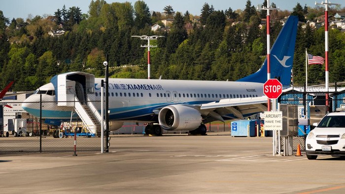 A Boeing 737 MAX 8, the second jet intended for use by a Chinese airline to be returned to its manufacturer, lands at Boeing Field, as trade tensions escalate over U.S. tariffs with China, in Seattle, Washington, U.S. April 22, 2025. REUTERS/David Ryder