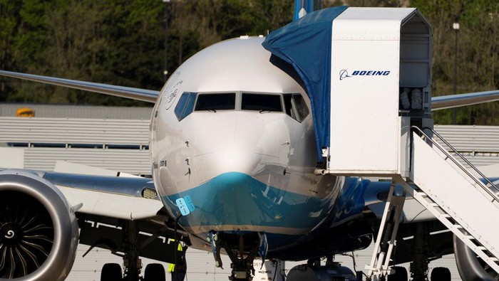A Boeing 737 MAX 8, the second jet intended for use by a Chinese airline to be returned to its manufacturer, lands at Boeing Field, as trade tensions escalate over U.S. tariffs with China, in Seattle, Washington, U.S. April 22, 2025. REUTERS/David Ryder