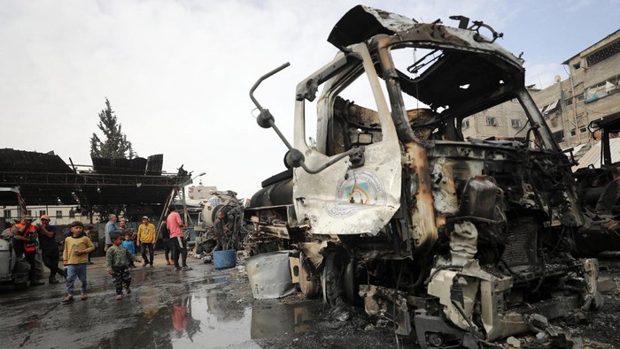A view of destroyed machinery at the site of an Israeli strike, in Jabalia refugee camp in the northern Gaza Strip, April 22, 2025. REUTERS/Mahmoud Issa     TPX IMAGES OF THE DAY