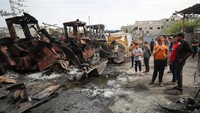 Serangan udara Israel di Gaza menghancurkan buldoser dan kendaraan yang digunakan untuk mengangkat reruntuhan dan membantu menemukan mayat-mayat yang terperangkap di bawah reruntuhan, kata para pejabat dan warga pada hari Selasa (22/4).