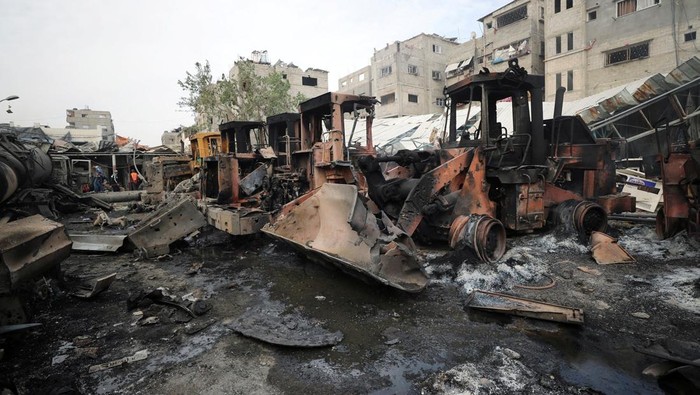 A view of destroyed machinery at the site of an Israeli strike, in Jabalia refugee camp in the northern Gaza Strip, April 22, 2025. REUTERS/Mahmoud Issa     TPX IMAGES OF THE DAY