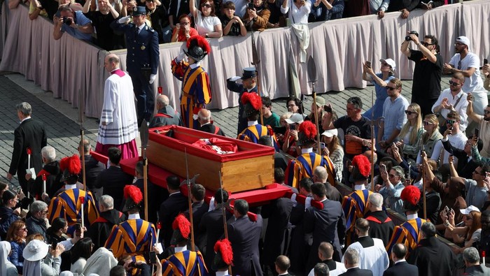 Pope Francis' body is carried in a coffin into Saint Peter's Basilica, on the day of its translation, at the Vatican, April 23, 2025. REUTERS/Guglielmo Mangiapane