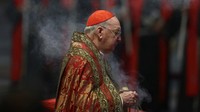 Prosesi dipimpin oleh Camerlengo, Kardinal Kevin Farrell, dan diiringi lagu Litany of Saints yang sakral dan penuh penghormatan. REUTERS/Yara Nardi