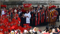Pemakaman besar diperkirakan akan berlangsung pada akhir pekan, dengan kehadiran tokoh-tokoh penting dari seluruh dunia. REUTERS/Kai Pfaffenbach